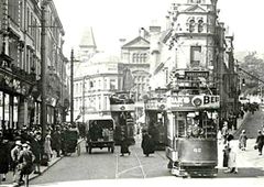 Looking-down-Robertson-Street-from-the-Memorial.-1924.